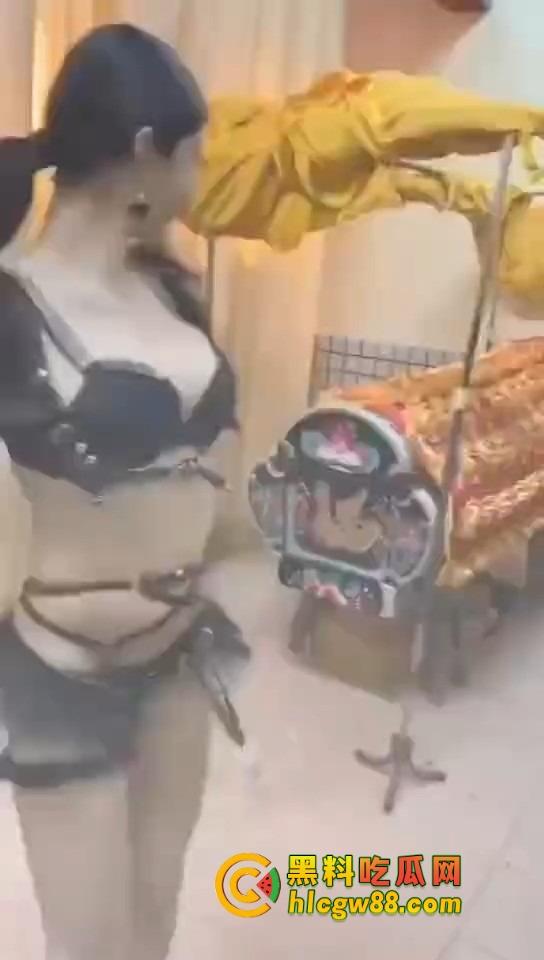 大哥葬礼最后蹦一次?唢呐吹丧比基尼热舞,酒吧风俗直接搬上灵堂,见棺发财诛邪退散!-9