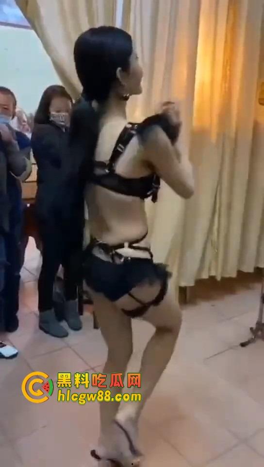 大哥葬礼最后蹦一次?唢呐吹丧比基尼热舞,酒吧风俗直接搬上灵堂,见棺发财诛邪退散!-11