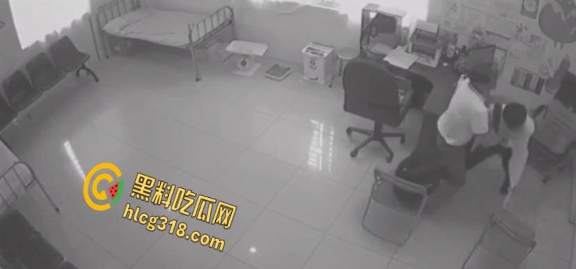 医院办公室医生双刀砍同事，鲜血喷溅刀刀致命，残酷场面血腥至极，这是有多大的仇 !-5