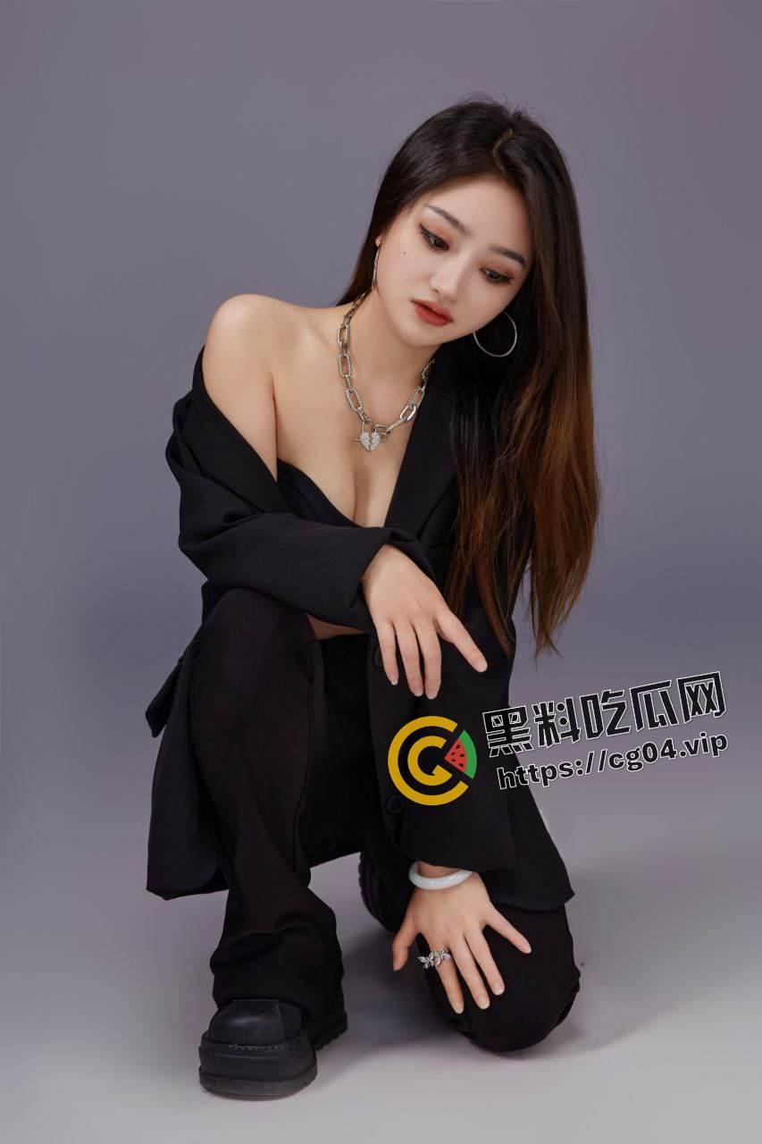 佛山母狗萌凌 背着男朋友做鸡 喜欢内射不带套 和陌生人3洞全开