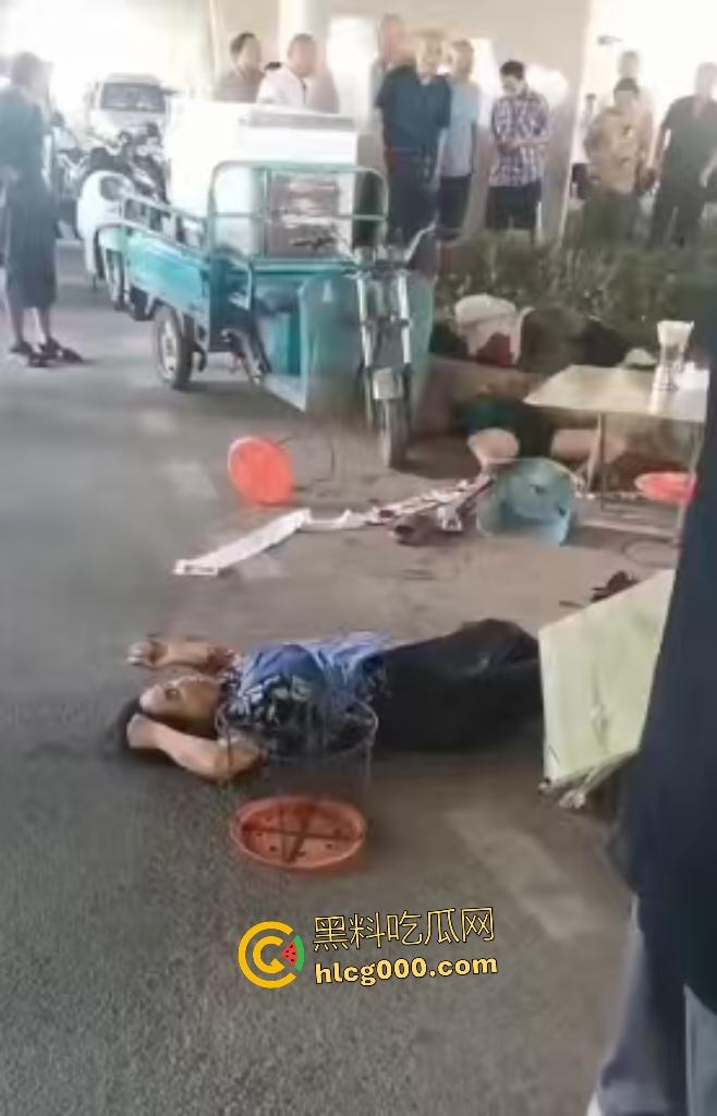 河南中牟摊位争夺战遭捅杀！三人被捅身亡，摊位血流成河，菜品上直接变血红色！-2