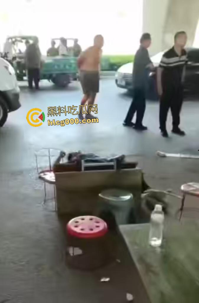 河南中牟摊位争夺战遭捅杀！三人被捅身亡，摊位血流成河，菜品上直接变血红色！-5