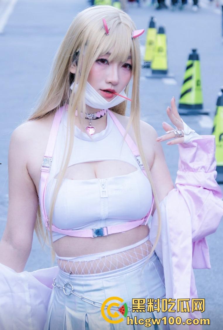 大城市漫展就是狠 不是内场去不起而是外场更有性价比 妹子敢脱不怕冷 锁骨短裙大腿全都露衣服越少越专业!-2