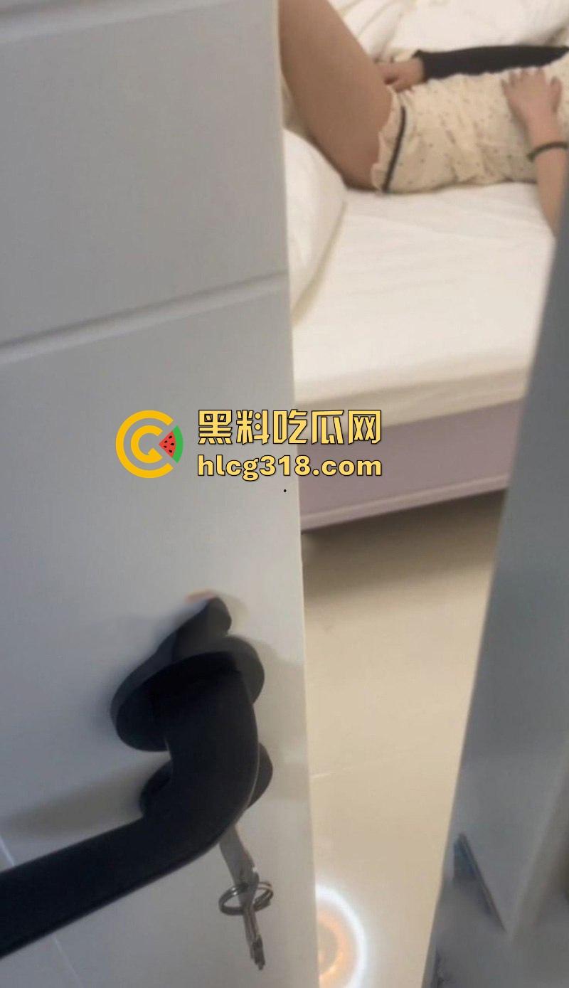 情窦初开的妹妹在房间内发情自慰,半掩房门勾引,我别无选择,只能亲自帮助扑灭火焰!-6