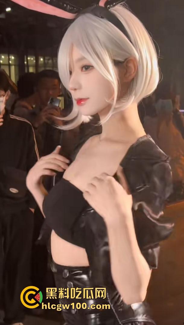 大城市漫展就是狠 不是内场去不起而是外场更有性价比 妹子敢脱不怕冷 锁骨短裙大腿全都露衣服越少越专业!-8