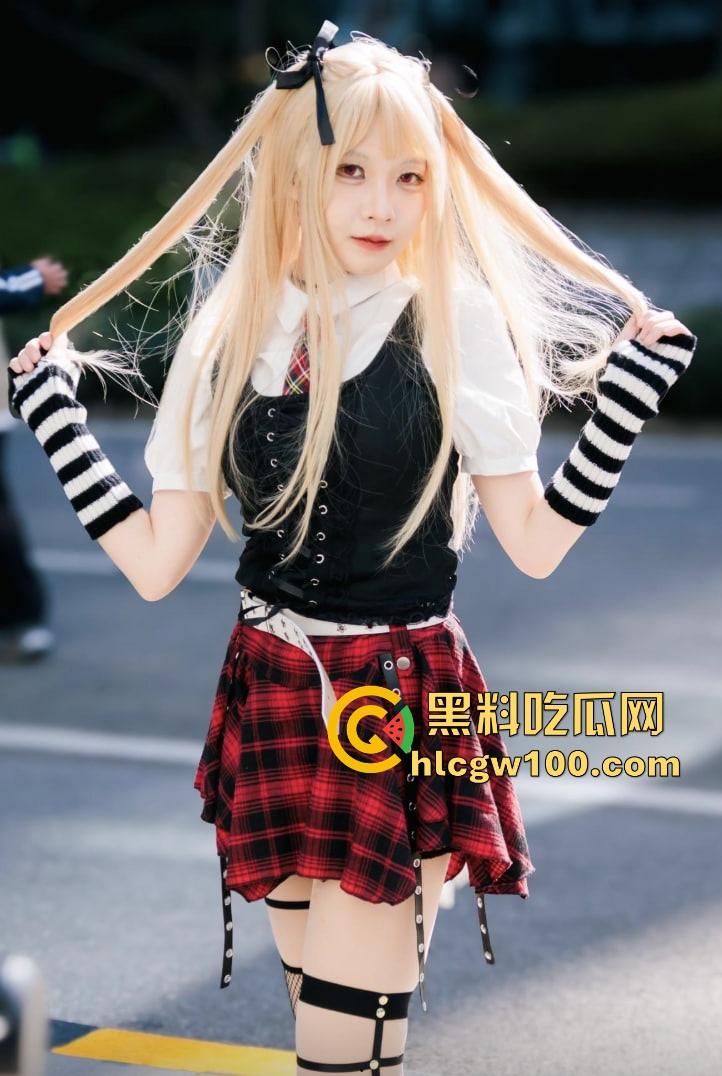 大城市漫展就是狠 不是内场去不起而是外场更有性价比 妹子敢脱不怕冷 锁骨短裙大腿全都露衣服越少越专业!-12