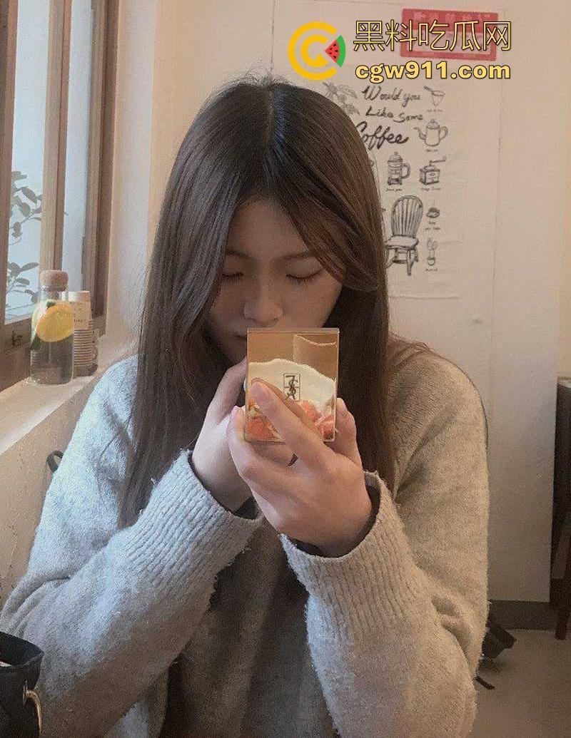 浙江高颜值情侣性爱私拍流出，国庆假期狂操消遣，全裸舔蛋撸屌胸射，撅着翘臀拽头发猛操，极其诱人！