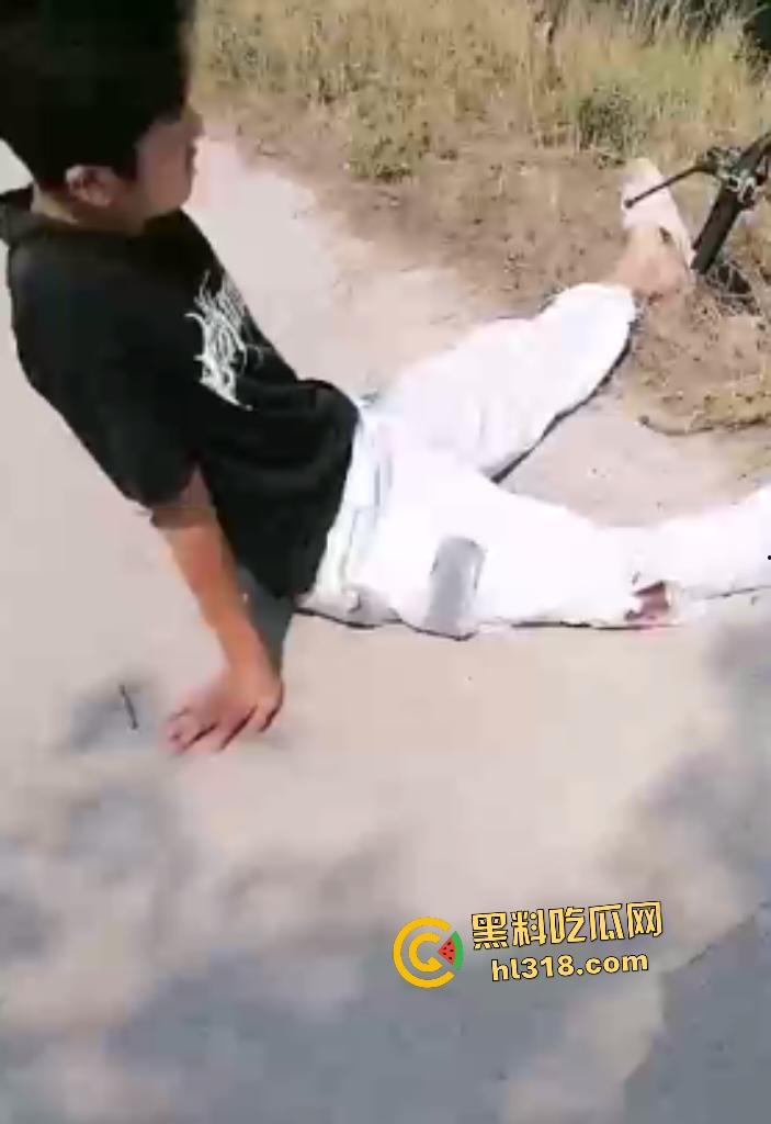 商丘永城小伙开电瓶车搭女友飙车撞树断腿，小仙女苦愁坐路边，这断腿了还在想要不要分手！