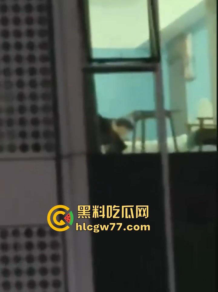 日照安泰国际广场大瓜!情侣做爱不拉窗帘被上千人围观 事后有吃瓜群众直接敲门提醒 现场视频火爆抖音!-4