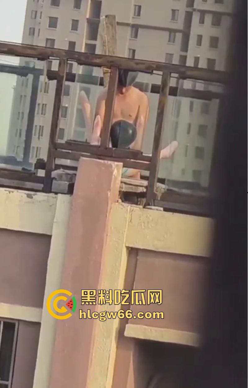 瓜友投稿！带充气娃娃在楼顶操逼 估计是看别人野战羡慕了 非要玩把刺激的是吧-6