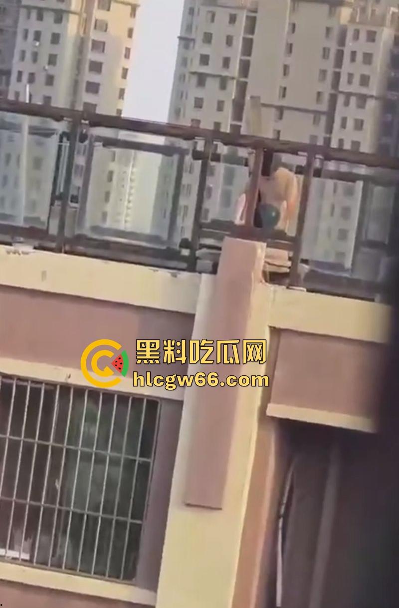 瓜友投稿！带充气娃娃在楼顶操逼 估计是看别人野战羡慕了 非要玩把刺激的是吧-8