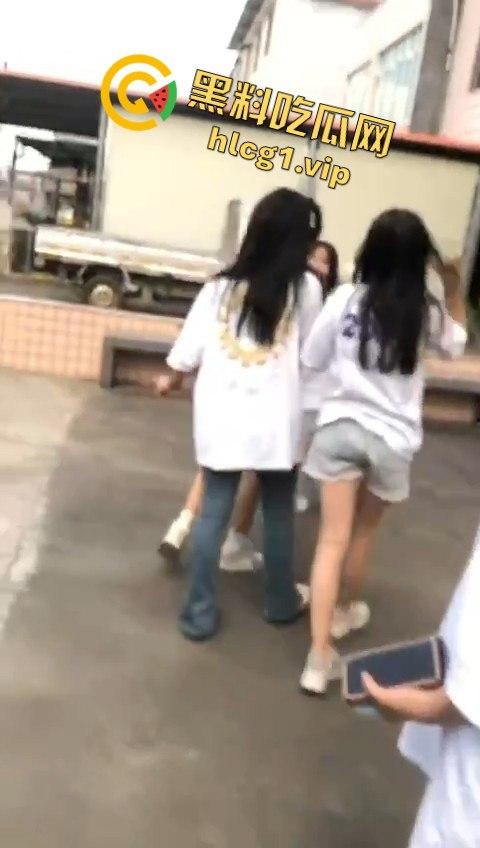 女孩遭几名傻逼残忍欺负,却不敢向家长和老师求助,霸凌者还将视频发到QQ空间炫耀!-2