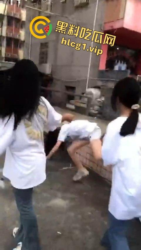 女孩遭几名傻逼残忍欺负,却不敢向家长和老师求助,霸凌者还将视频发到QQ空间炫耀!-3