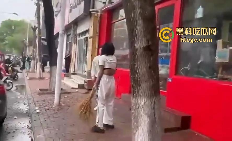 奇葩小仙女撞车先动手,结果男子十拳连击加扫把伺候,最后夹尾巴认怂小红书写小作文求网爆!-4