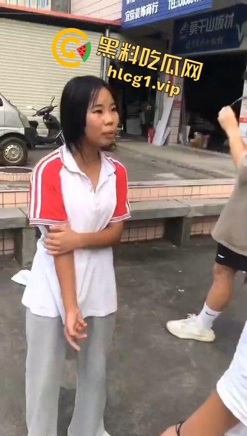 女孩遭几名傻逼残忍欺负,却不敢向家长和老师求助,霸凌者还将视频发到QQ空间炫耀!-5