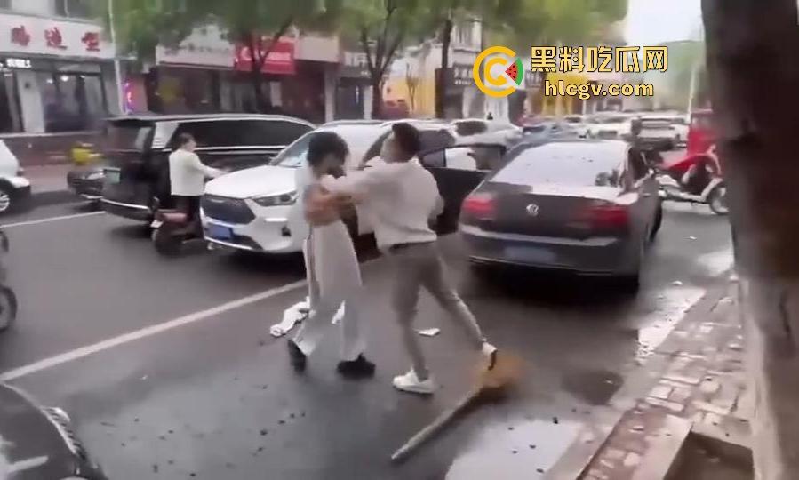 奇葩小仙女撞车先动手,结果男子十拳连击加扫把伺候,最后夹尾巴认怂小红书写小作文求网爆!-5