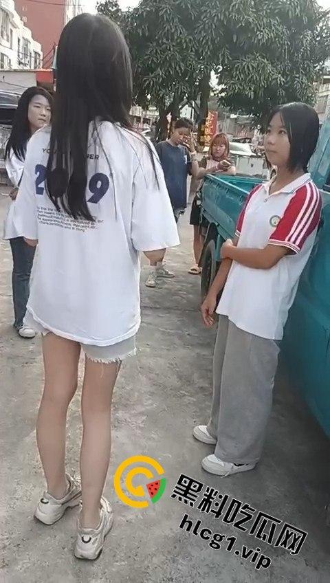 女孩遭几名傻逼残忍欺负,却不敢向家长和老师求助,霸凌者还将视频发到QQ空间炫耀!-6