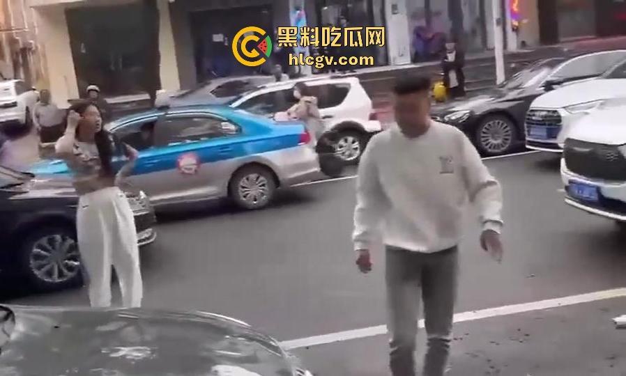 奇葩小仙女撞车先动手,结果男子十拳连击加扫把伺候,最后夹尾巴认怂小红书写小作文求网爆!-6