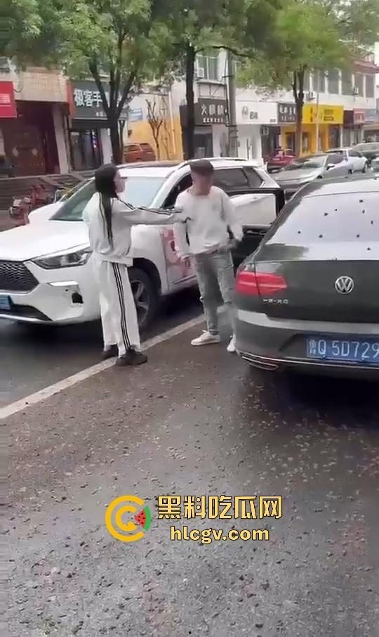 奇葩小仙女撞车先动手,结果男子十拳连击加扫把伺候,最后夹尾巴认怂小红书写小作文求网爆!-7