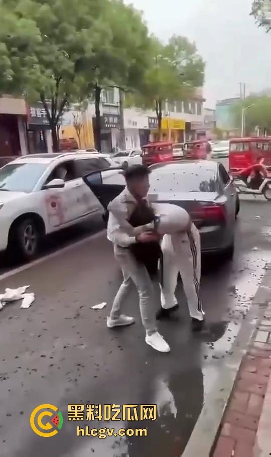 奇葩小仙女撞车先动手,结果男子十拳连击加扫把伺候,最后夹尾巴认怂小红书写小作文求网爆!-9