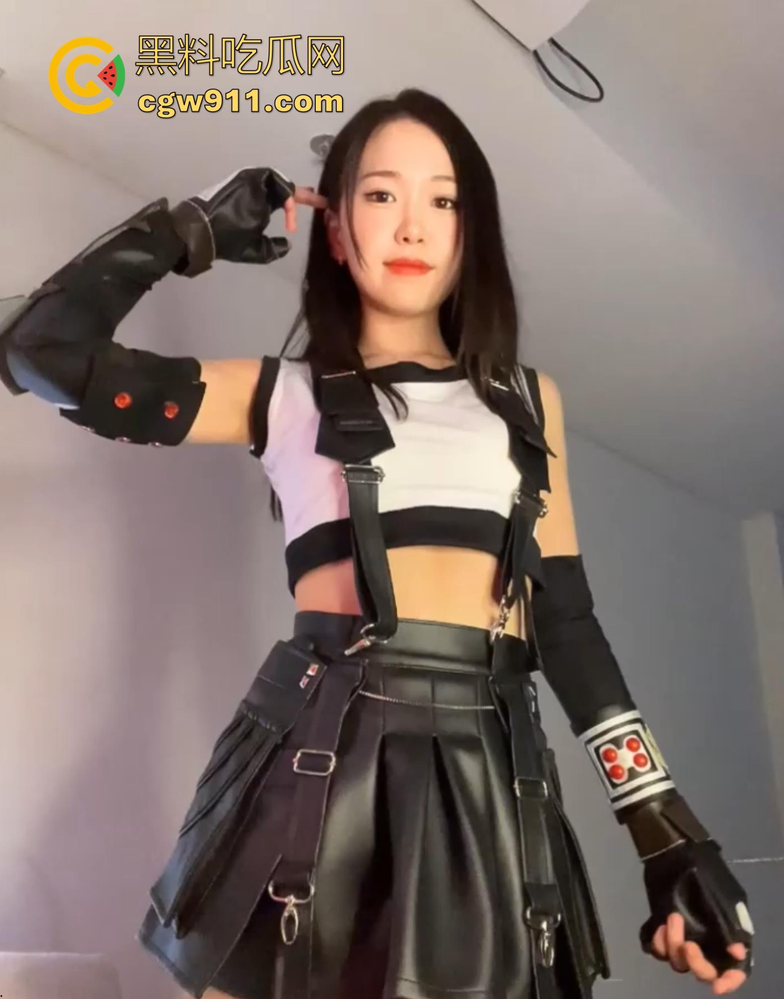 OnlyFans绝美女神【meriolchan】最新定制私拍火爆流出!Cosplay蒂法展示蜜臀玉乳,香艳胴体散发妩媚淫光!-1