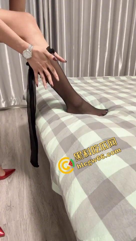 贵阳茅台老板娘【闪总】酒卖不动干脆卖逼,微信流出剧情福利包,护士装口交挑逗骚到爆!-3