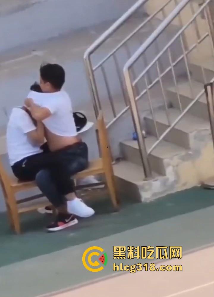 校园小情侣操场发情，精虫上脑饥渴难耐，白日宣淫骑乘，顶级巨乳撩衣揉奶激情缠绵！-3