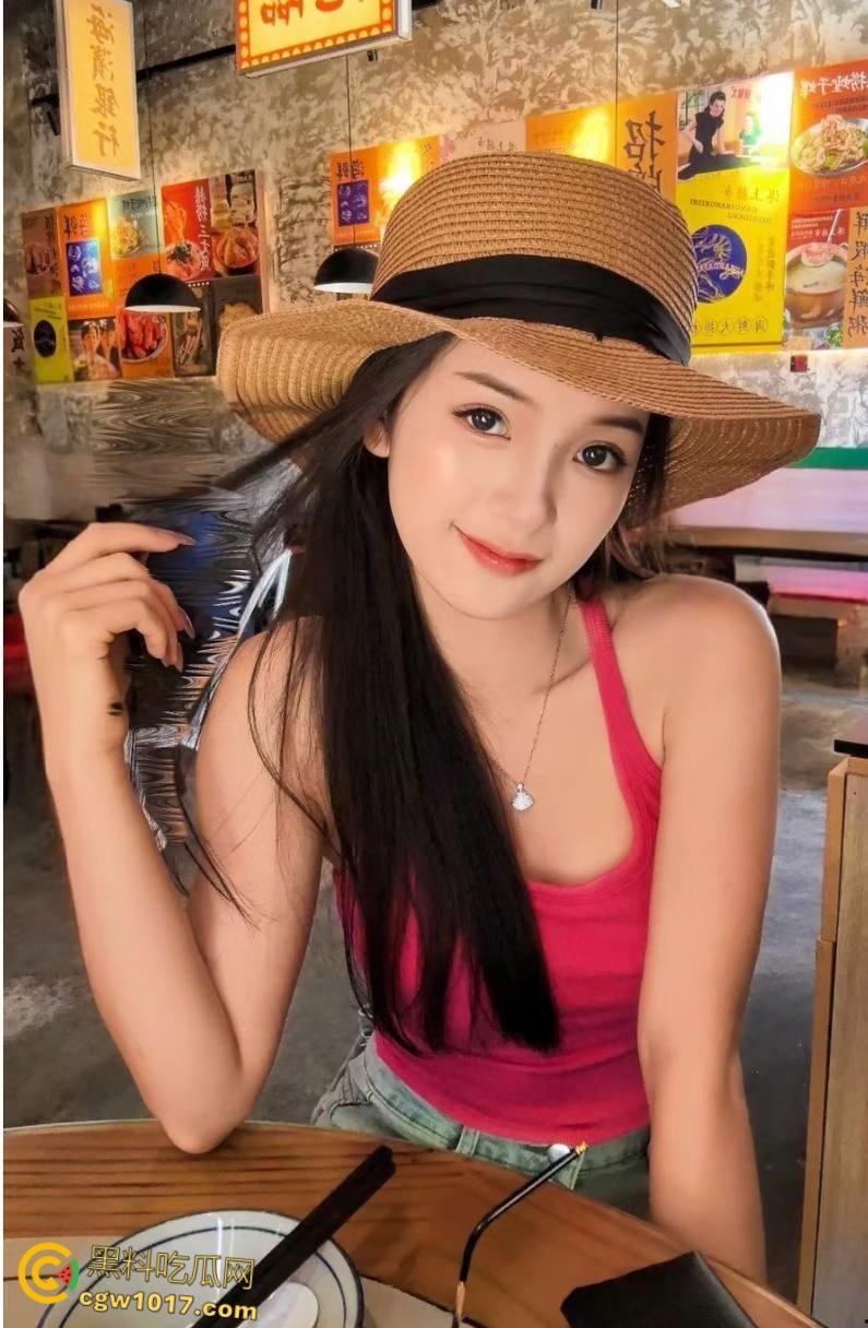 让姐姐插着跳蛋打扫卫生，饥渴奶奶的的姐姐，捏着奶子还喊着爸爸操我，按住头疯狂口交，后入内射小嫩穴！