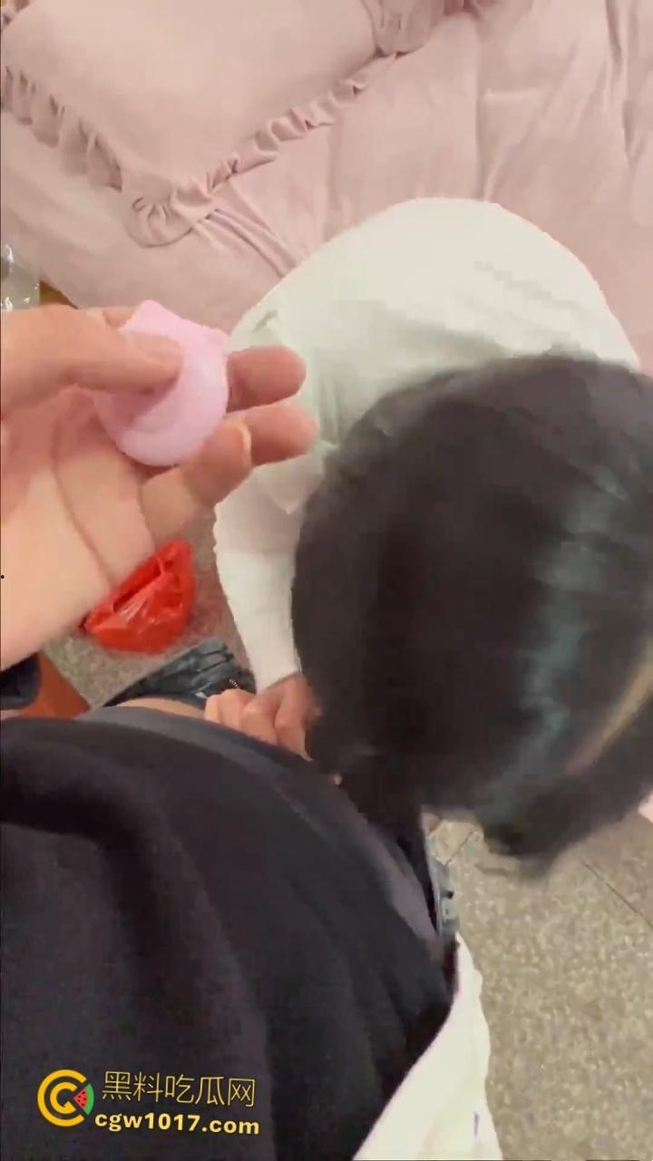 让姐姐插着跳蛋打扫卫生，饥渴奶奶的的姐姐，捏着奶子还喊着爸爸操我，按住头疯狂口交，后入内射小嫩穴！-6