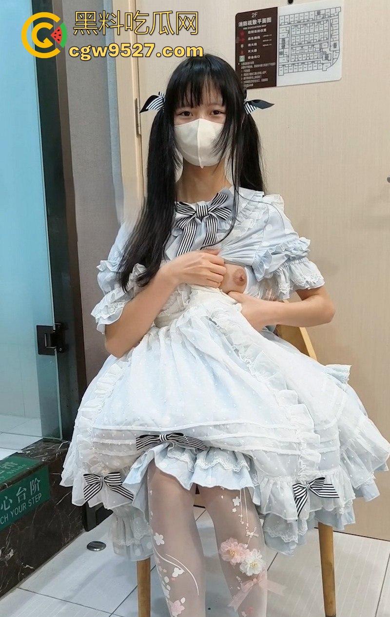 可爱洛丽塔少女【软软兔】性爱视频流出，蕾丝吊袜勾勒完美曲线，翘臀高抬激情后入，化身反差尤物！