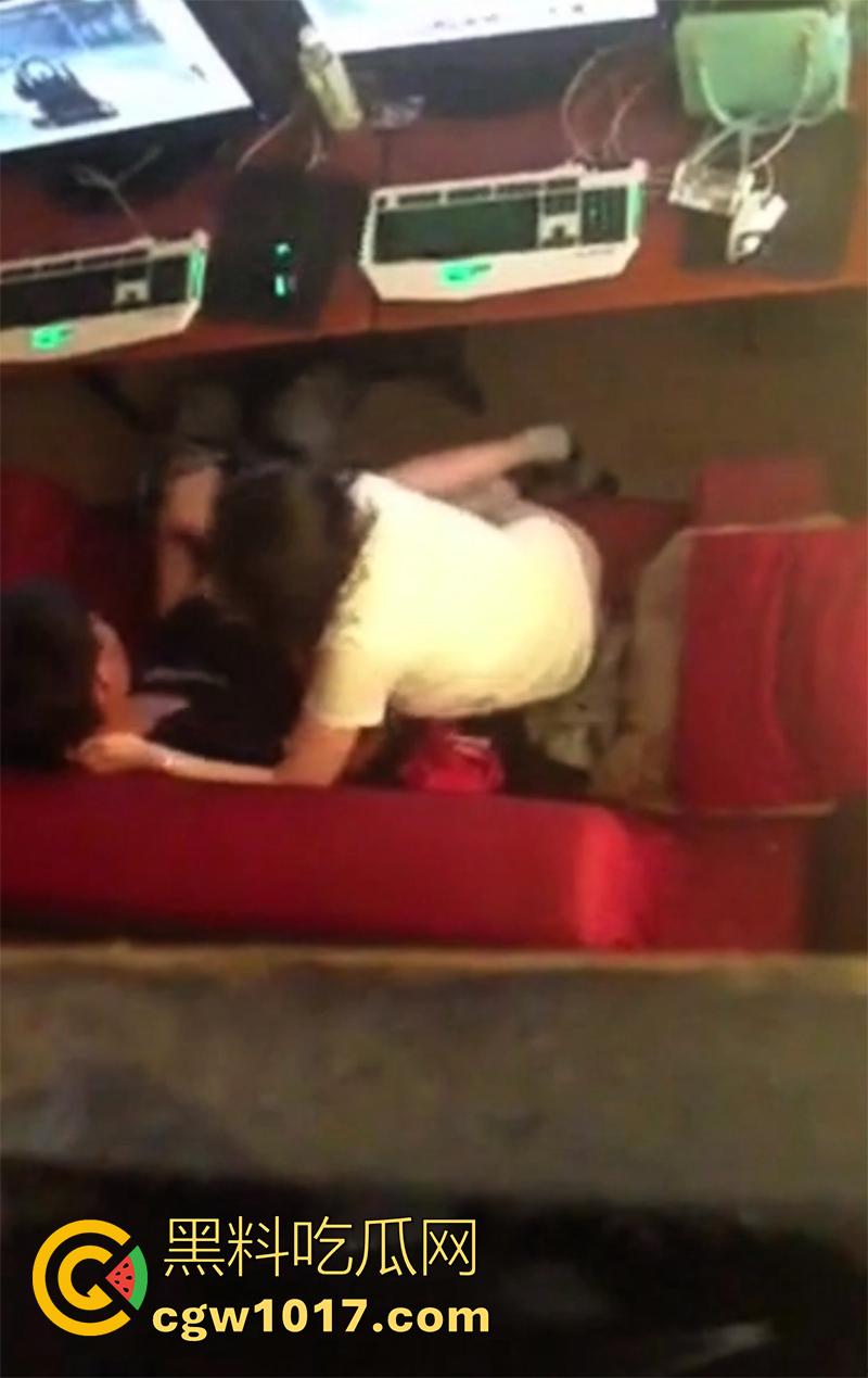 兄弟女友不客气！真实偷拍网吧偷情，男友有急事回家，结果刚走骚逼就吃上他兄弟的鸡巴，女上位疯狂抽插。-4