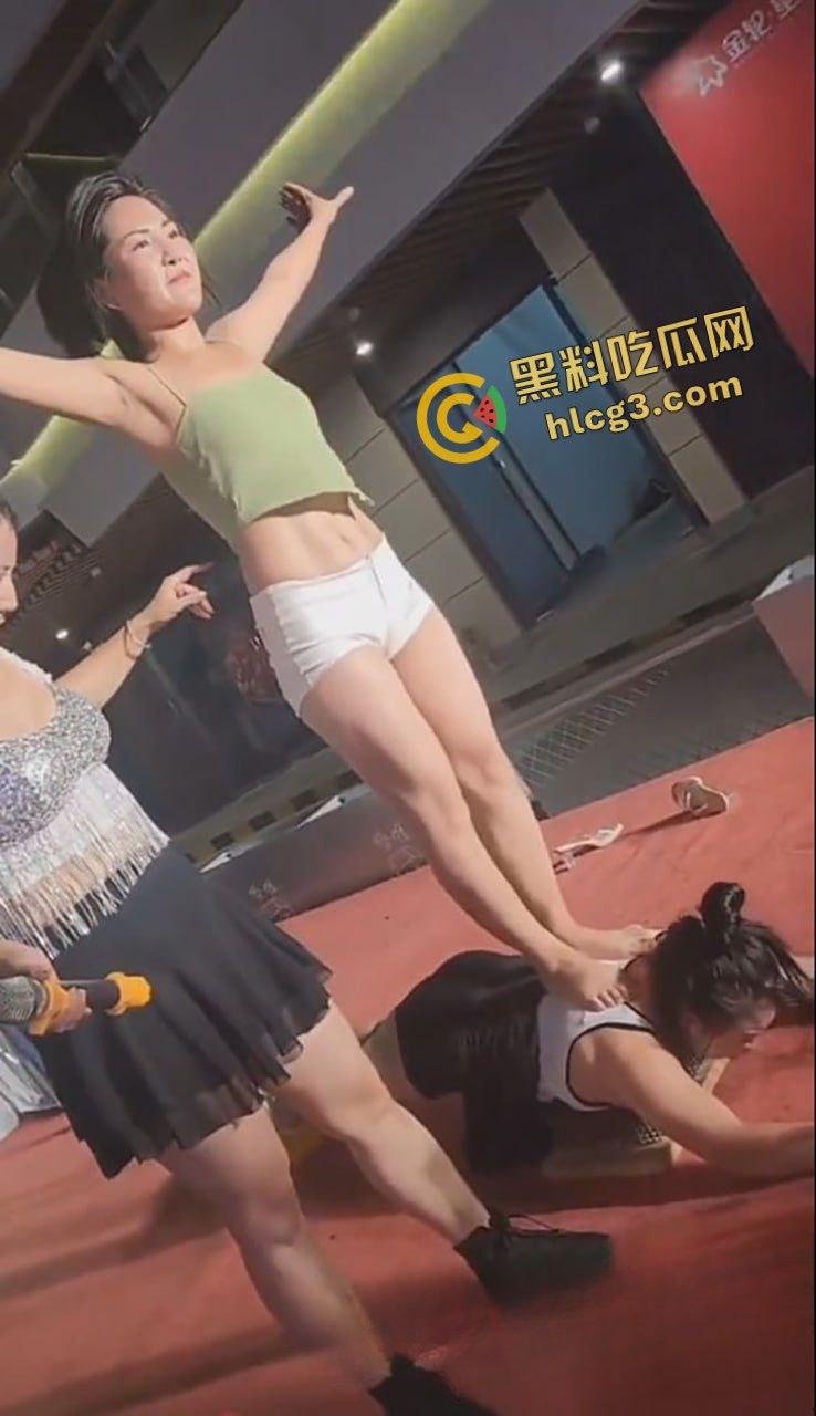 逆了苍天!农村大舞台炸裂表演【钉子插奶 胸口碎大奶】有奶就行 拿奖到手软-3