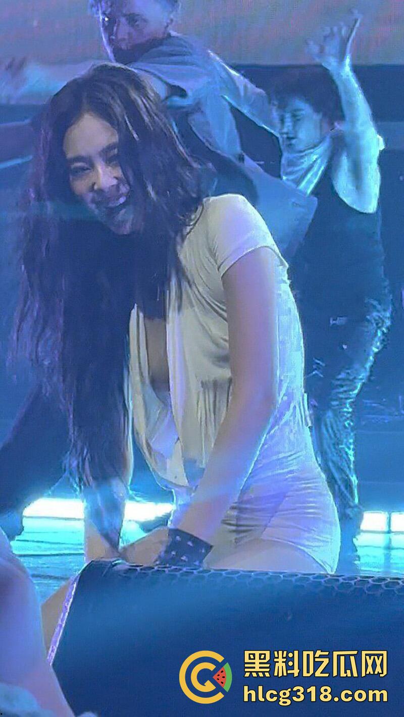 韩国女团太敢穿意外走光，Blackpink成员【jennie】，演唱会乳头走光，白嫩巨乳诱人至极！-8