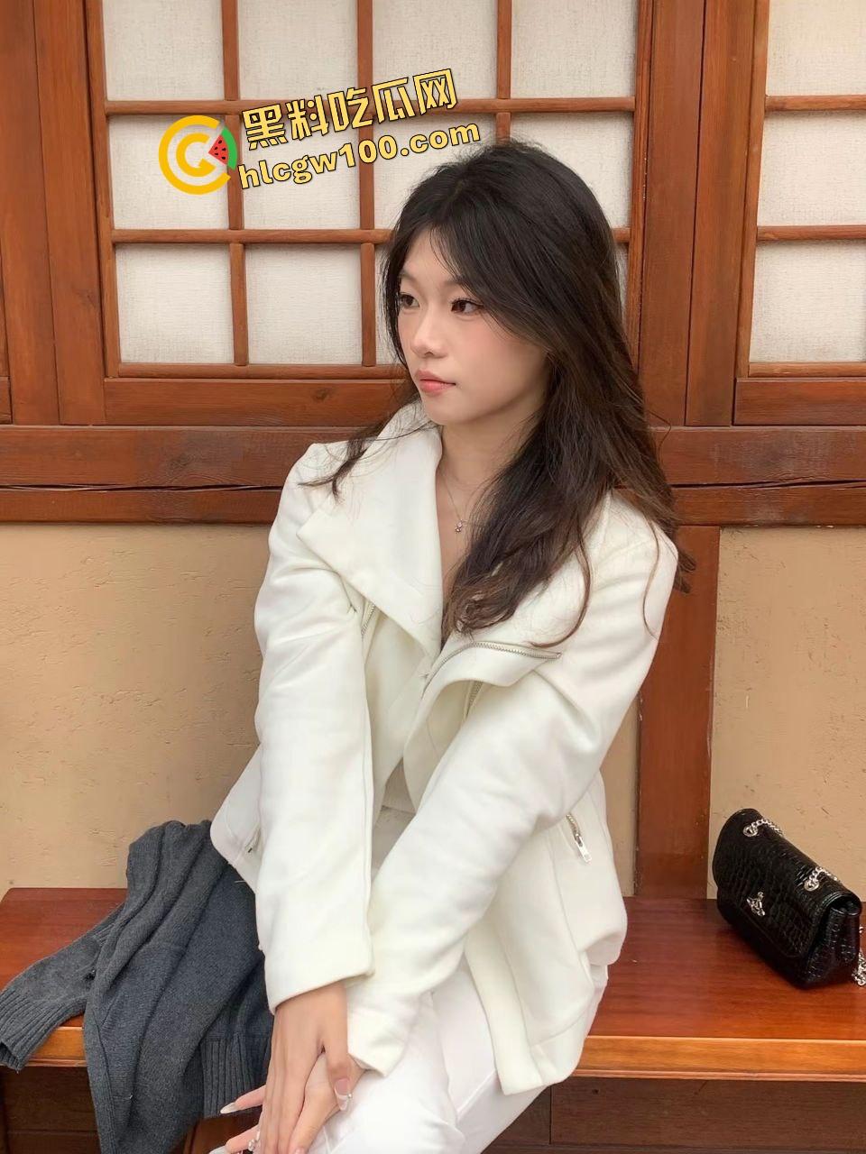 大学辍学的反差骚鸡精盆母狗【林依倩】大哥包养各种调教爆操,风油精涂逼SM操到痉挛抽搐!-2