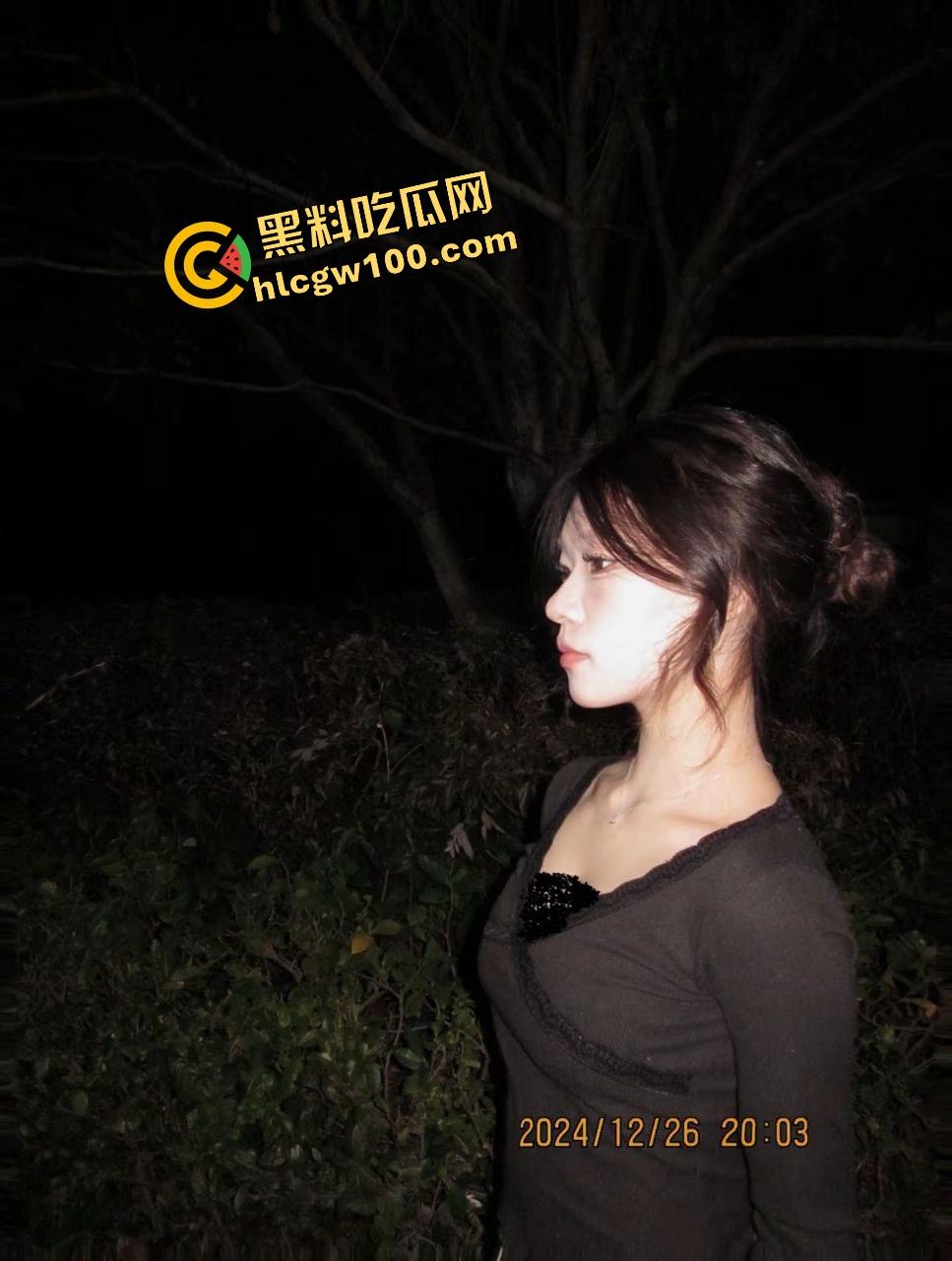 大学辍学的反差骚鸡精盆母狗【林依倩】大哥包养各种调教爆操,风油精涂逼SM操到痉挛抽搐!-3