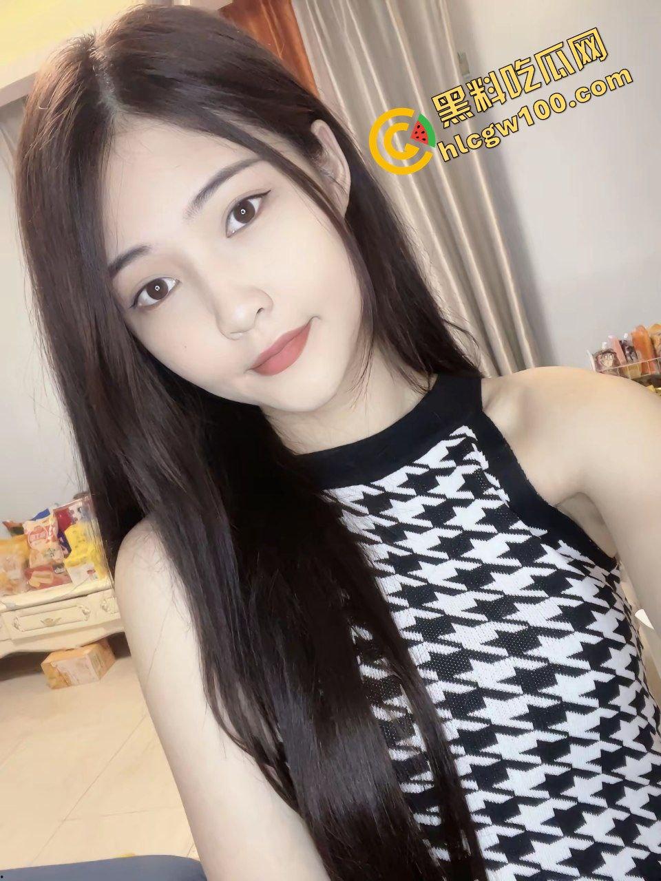 广西桂林贱逼母狗骚货【李欣妍】偷情土豪大哥聊骚拍逼!深喉口爱沙发女上骑乘鸡巴超淫荡!原创独家流出!-3