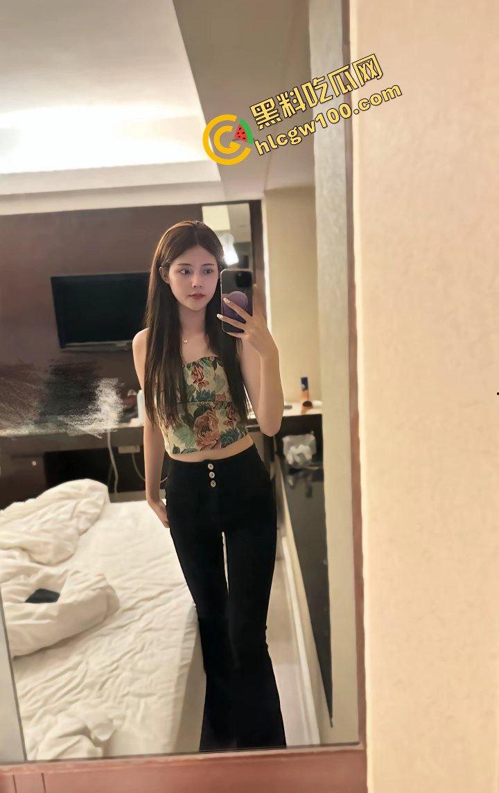 广西桂林贱逼母狗骚货【李欣妍】偷情土豪大哥聊骚拍逼!深喉口爱沙发女上骑乘鸡巴超淫荡!原创独家流出!-8