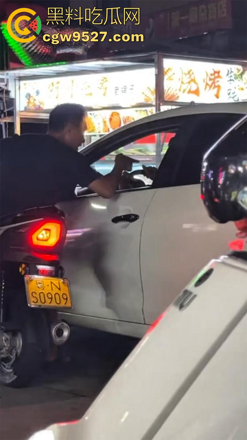 潮汕两男子打架，因车辆剐蹭疯狂对骂，下车互殴以为是王者，结果却是俩青铜，一顿出招未伤分毫！