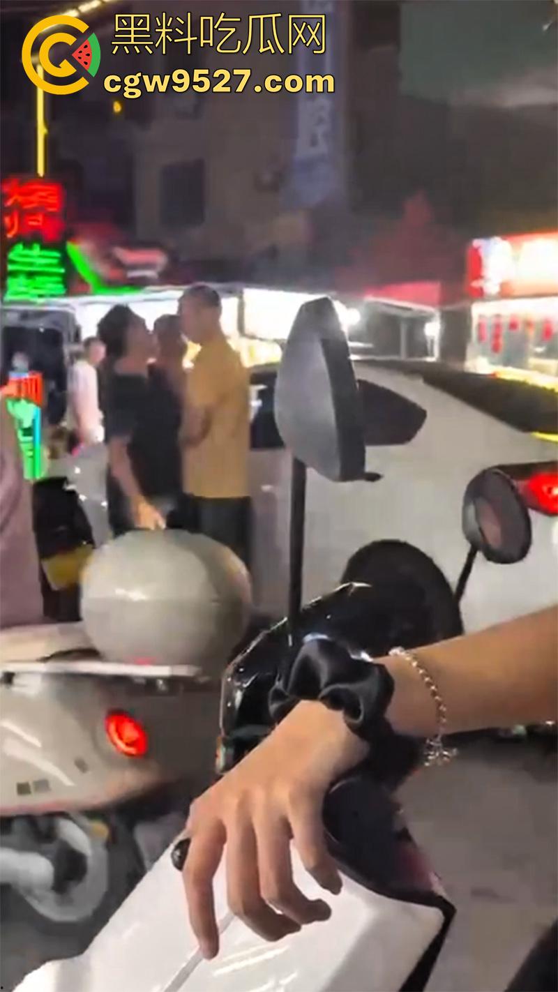 潮汕两男子打架，因车辆剐蹭疯狂对骂，下车互殴以为是王者，结果却是俩青铜，一顿出招未伤分毫！-3