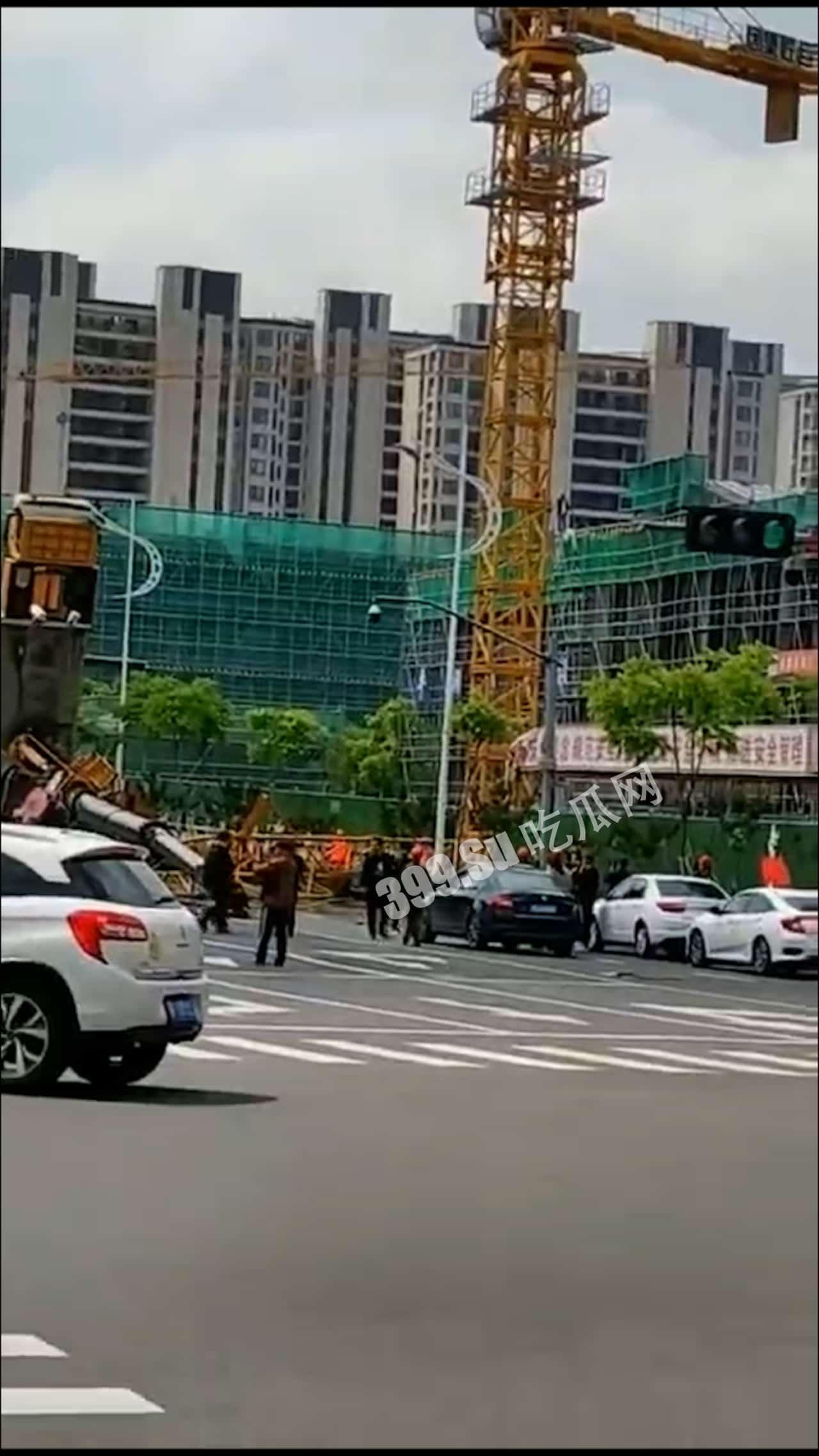 5月8日早上，浙江嘉兴，平湖万家花城这里，疑似吊车倾翻，砸到红色轿车，现场有人受伤严重