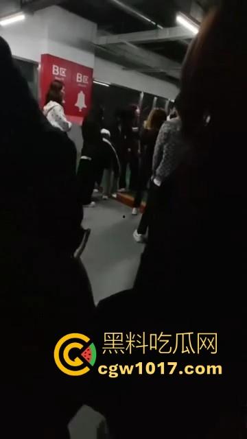 沈阳精神小妹约架群殴，两大帮派集结多人，相互开撕火拼，打得再狠点啊，把逼都扣爆她！-10