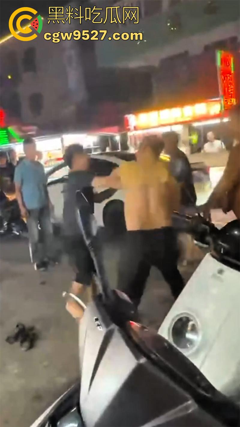潮汕两男子打架，因车辆剐蹭疯狂对骂，下车互殴以为是王者，结果却是俩青铜，一顿出招未伤分毫！-8