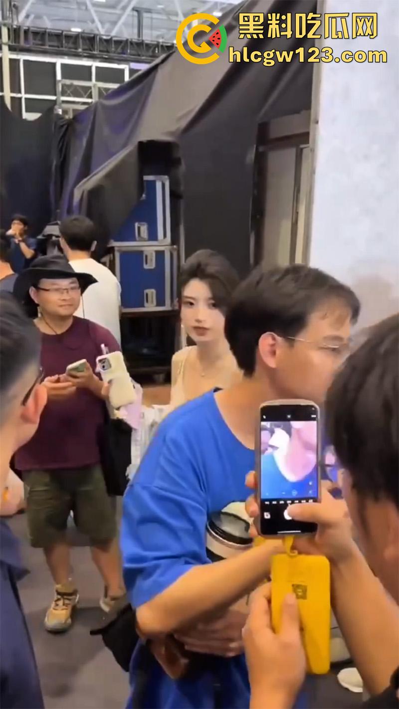 肘击猥亵袭胸大师，冒充摄影师咸猪手摸奶，结果翻车被抓，视频拍下全过程，还真是够猥琐呢！-4