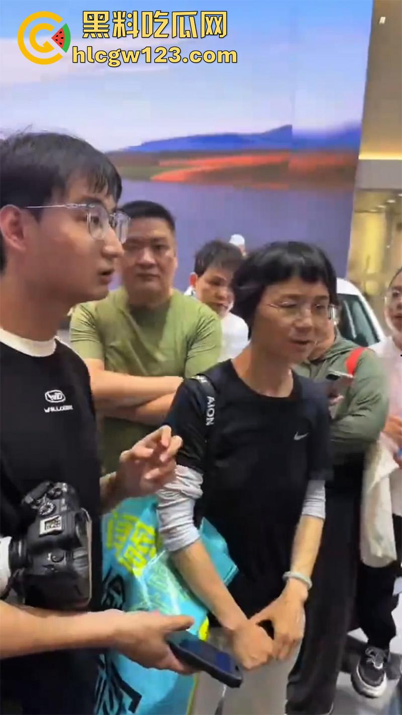 肘击猥亵袭胸大师，冒充摄影师咸猪手摸奶，结果翻车被抓，视频拍下全过程，还真是够猥琐呢！-6