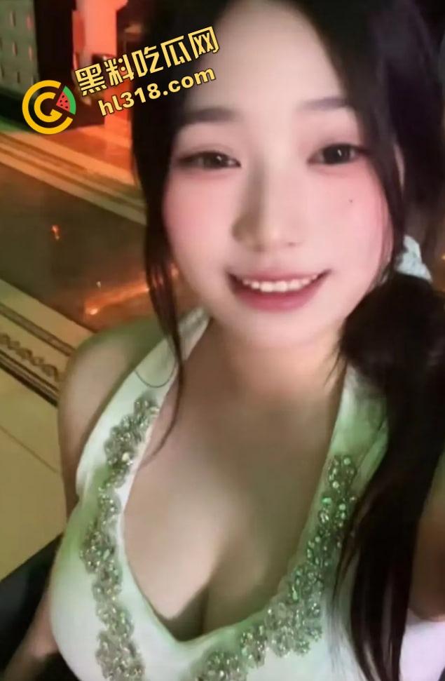 小学女教师讲台自慰，真空大黑逼插笔作妖，手都捏麻了还舍不得停，学生作业还没改完自己先高潮！