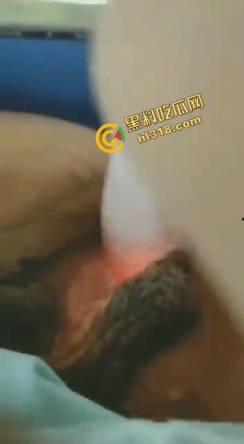 小学女教师讲台自慰，真空大黑逼插笔作妖，手都捏麻了还舍不得停，学生作业还没改完自己先高潮！-13