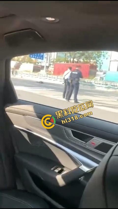 东莞中堂街头真人炸鸡秀,大哥背炸弹变身爆破鬼才堵路,手握军刺装狠,警方现场上演爆头大戏!-8