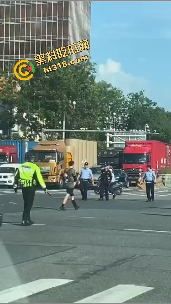 东莞中堂街头真人炸鸡秀,大哥背炸弹变身爆破鬼才堵路,手握军刺装狠,警方现场上演爆头大戏!-9