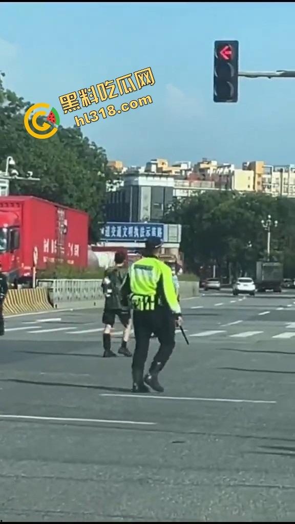 东莞中堂街头真人炸鸡秀,大哥背炸弹变身爆破鬼才堵路,手握军刺装狠,警方现场上演爆头大戏!-10
