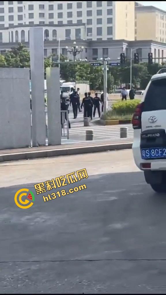 东莞中堂街头真人炸鸡秀,大哥背炸弹变身爆破鬼才堵路,手握军刺装狠,警方现场上演爆头大戏!-12